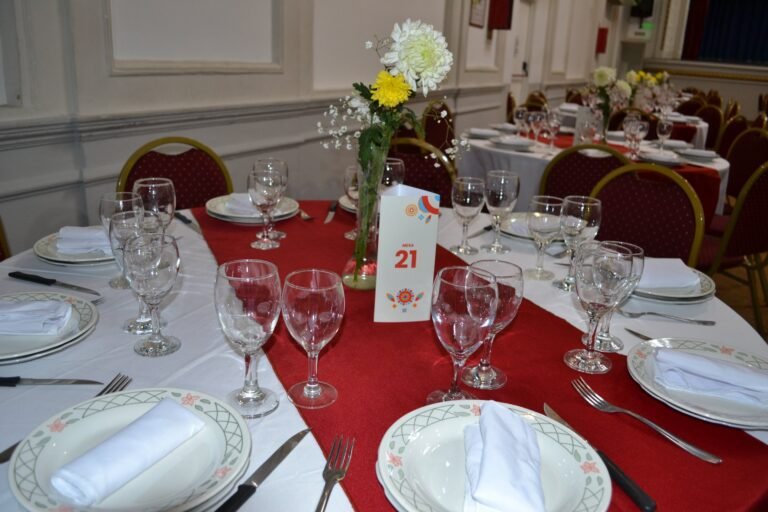 Mesa de un evento de Centro Salamanca con el número de mesa diseñado con su nueva identidad