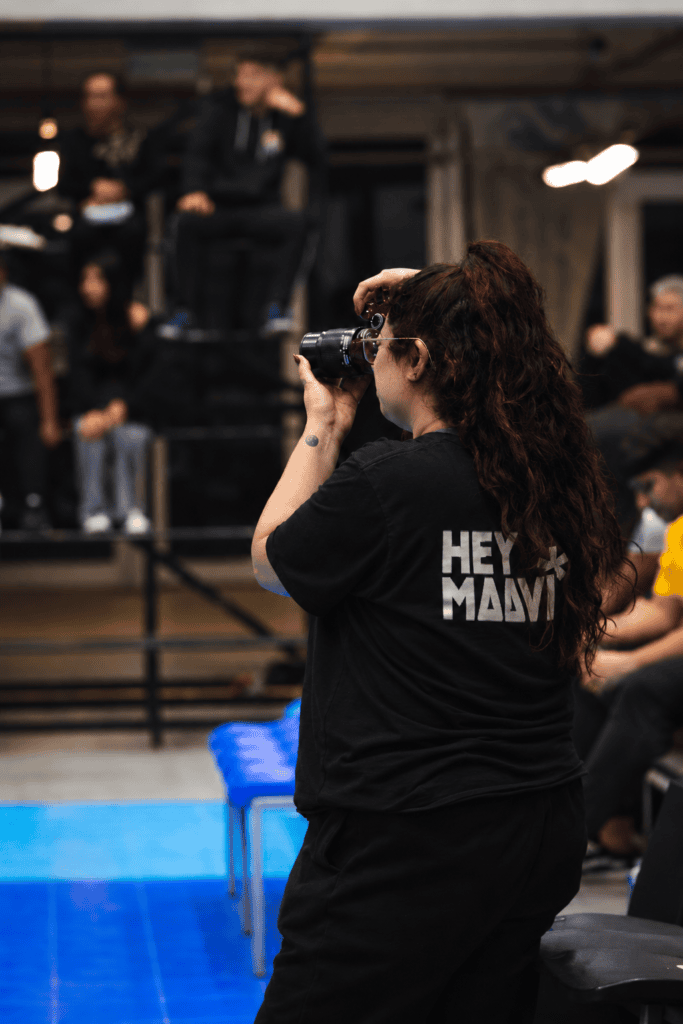 Fotógrafa de Hey Maavi cubriendo un partido de Voley Podio