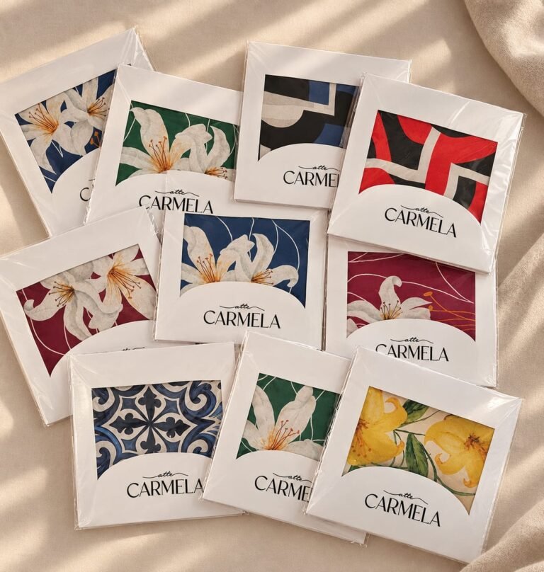 Packaging de Atte. Carmela: sobres con pañuelos estampados con flores y guardas, diseñados por Hey Maavi