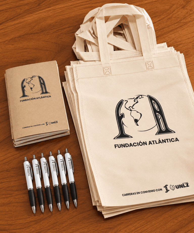 Merch para Fundación Atlántica producido por Hey Maavi Lab: cuadernos, bolsas y lapiceras con su logo